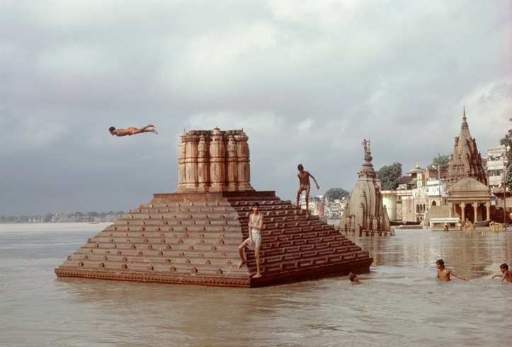 Raghubir Singh: Man Diving, Ganges Flood, Benares, 1985
